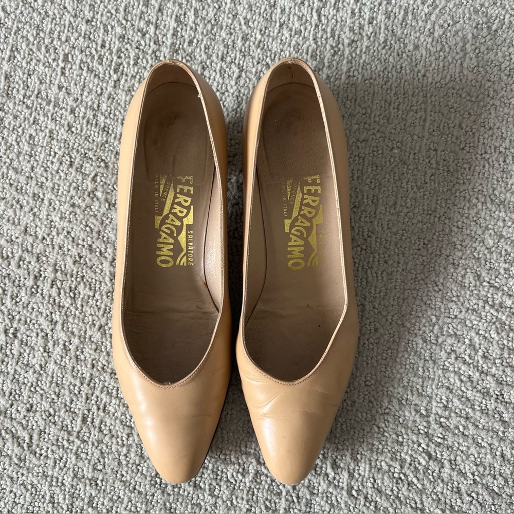 Salvatore Ferragamo Beige Leather Pumps/Shoes. Size 6.5